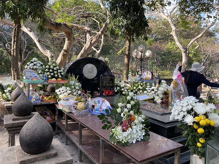 Phần mộ cô Sáu được an táng tại Nghĩa trang Hàng Dương cùng nhiều chiến sĩ khác và là một địa điểm tâm linh nổi tiếng ở Côn Đảo.