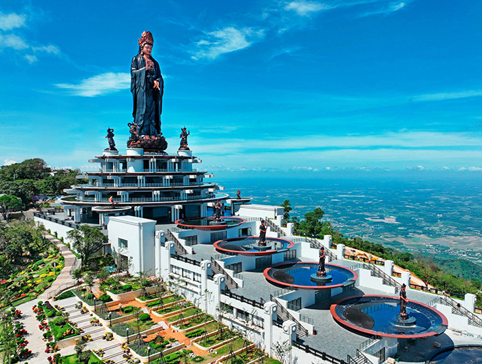 Núi Bà Đen là ngọn núi cao nhất miền nam Việt Nam, xứng danh 'Đệ nhất thiên sơn', là biểu tượng cho mảnh đất và con người Tây Ninh.