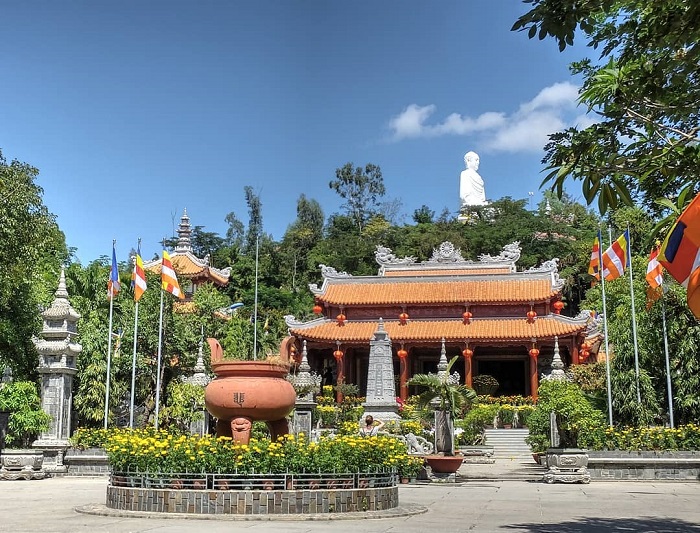 Là ngôi chùa lớn nhất ở Nha Trang, chùa Long Sơn thu hút nhiều khách du lịch đến để chiêm bái và ngắm cảnh.