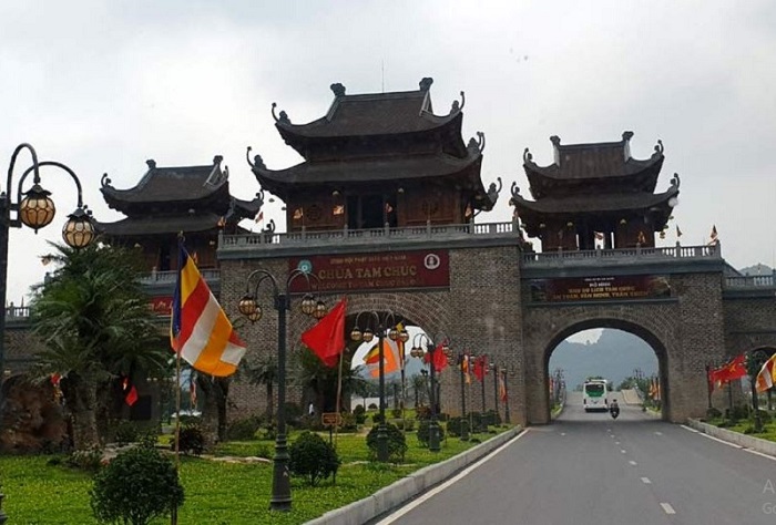 Cổng tam quan chùa Tam Chúc