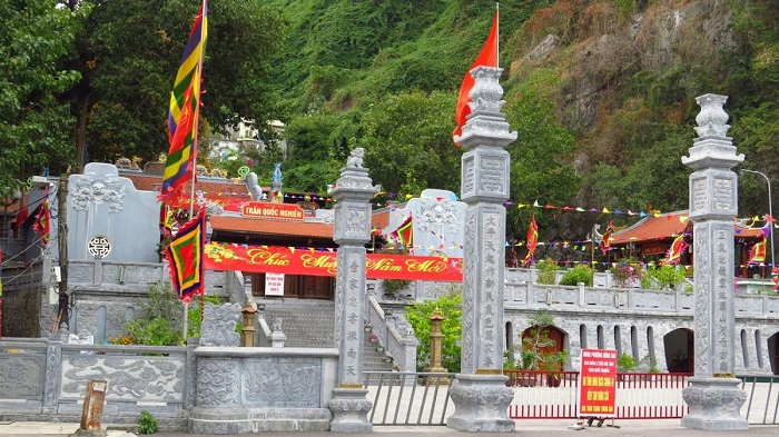 Đền thờ Trần Quốc Nghiễn tọa lạc bên bờ vịnh Hạ Long