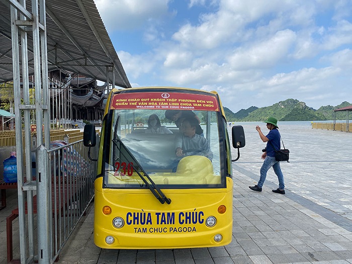Xe điện đưa đón du khách tại khu du lịch tâm linh Tam Chúc